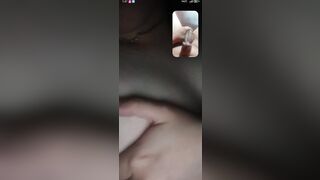 chị bảo ngân nghịch vú cho bé sục