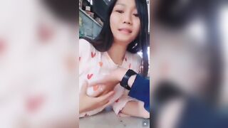 Em gái bán thuốc xinh đẹp vui vẻ để khách hàng bóp vú ngay vầy thuốc.