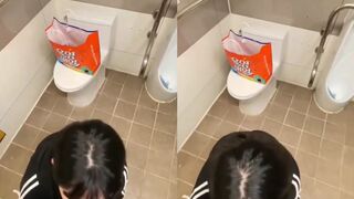 Nứng cặc lôi bạn thân bắt em bú cu trong toilet trường