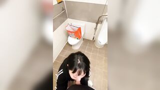 Nứng cặc lôi bạn thân bắt em bú cu trong toilet trường