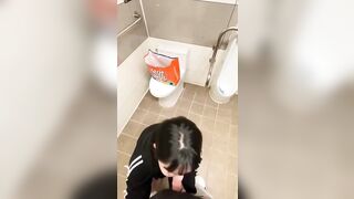 Nứng cặc lôi bạn thân bắt em bú cu trong toilet trường