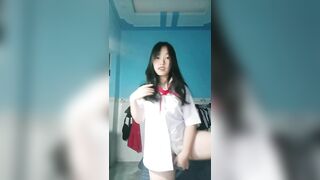 Bé HS Đeo Khăn Quàng Show Hàng Móc Bướm Chảy Nước Trắng Đầy Bím Không Lông