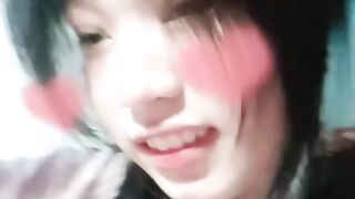 Bé HS Đeo Khăn Quàng Show Hàng Móc Bướm Chảy Nước Trắng Đầy Bím Không Lông