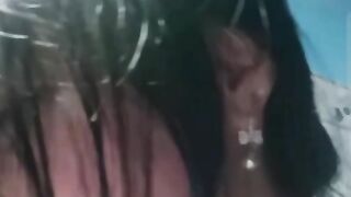 Bé HS Đeo Khăn Quàng Show Hàng Móc Bướm Chảy Nước Trắng Đầy Bím Không Lông