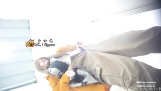 Cam kín quay lén e teen tq bím múp k lông trg wc công cộng