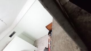 Đặt cam quay lén wc công ty 5
