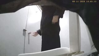 Đặt cam quay lén wc công ty 11