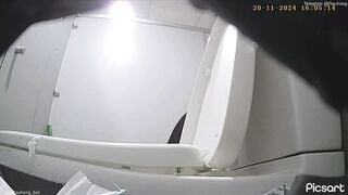 Đặt cam quay lén wc công ty 20 2