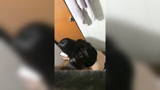 Em trai QUAY LÉN chị họ đi đái xém bị phát hiện