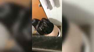 Em trai QUAY LÉN chị họ đi đái xém bị phát hiện