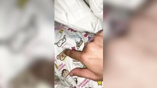 Làm liều lúc con em họ ngủ say, xoa xoa rồi ngửi lồn của nhỏ
