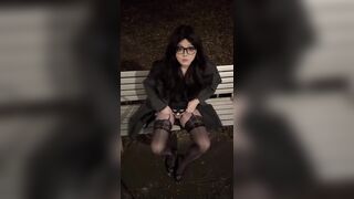 Ladyboy thủ dâm ngoài công viên dâm đãng kích thích