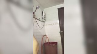 Bé rau non mình dây vú tròn vừa tắm vừa quay video khỏa thân show hàng ngon gửi a xem
