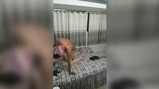 Chồng biến thái đội quần lót lên đầu đụ kiểu dính lẹo như chó với vợ dâm