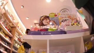 Biến thái quay lén dưới váy em teen ở TTTM