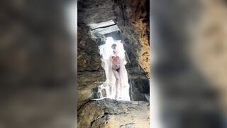 Dâm nữ vú bự thích khiêu dâm public show hàng móc lồn chảy nước trg hang đá #1
