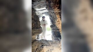Dâm nữ vú bự thích khiêu dâm public show hàng móc lồn chảy nước trg hang đá #1