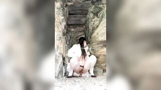 Dâm nữ vú bự thích khiêu dâm public show hàng móc lồn chảy nước trg hang đá #2