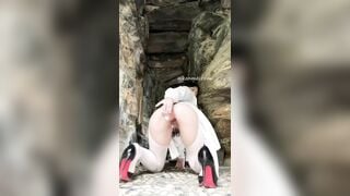 Dâm nữ vú bự thích khiêu dâm public show hàng móc lồn chảy nước trg hang đá #2