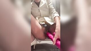 E lễ tân lồn rậm, Trốn vào WC Sex Toy Lút Cán Lồn rậm Live sex rên rỉ