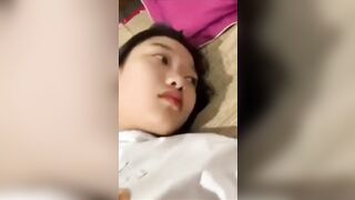 Đè lột đồ cô bạn thân bị em nó dỗi