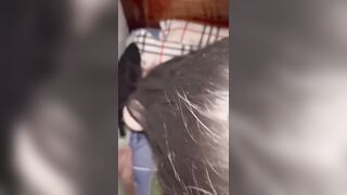 Ăn trọn cây xúc xích của anh sướng quá