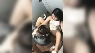 Quay lén đi vệ sinh bắt gặp cặp đôi đang địt nhau trong nhà vệ sinh công cộng