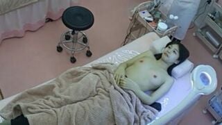 Quay lén spa gái xinh vú nhỏ đi triệt lông lồn