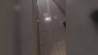Em họ không mặc quần đi khắp xóm