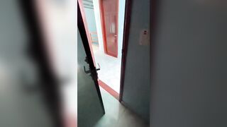 “Xin m đấy, đóng cửa vào đi người ta phát hiẹn mất” địt nhau trước cái cửa mở toang
