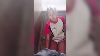 Em sinh viên thể thao lén thủ dâm trong phòng thay đồ