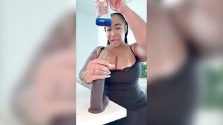 Một con điếm mập có cặp vú bự căng