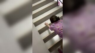 Cặp vợ chồng ra cầu thang public, Doggy Lút cán Lồn Múp rên rỉ nứng vcl ra