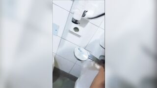 Lén móc lồn con em họ loli k10 trong nhà tắm