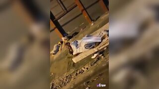 PHÁT HIỆN NGƯỜI VÔ GIA CƯ ĐỊT NHAU NGOÀI ĐƯỜNG