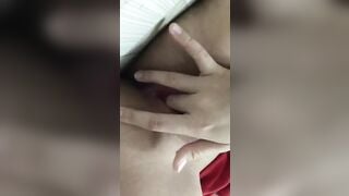 Mới sáng ra em đã vào nhà tắm móc bím rồi