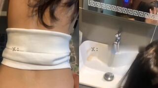 Con đi toilet dượng đi theo con đi vậy ra ngoài đi