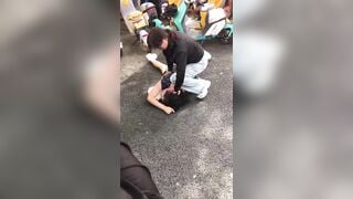 Đánh ghen cực gắt xé sì líp nhân tình trước đám đông.