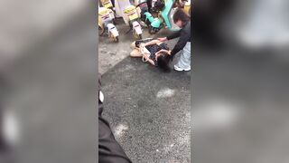 Đánh ghen quá gắt bà vợ xé sì líp của ả nhân tình trước đám đông.