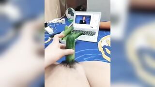 Em Gái ở nhà một mình nứng lồn quá thủ dâm với dưa leo cho sướng lồn 2