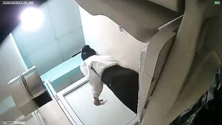 Đặt camera quay lén nhân viên văn phòng đi vệ sinh trong toilet công ty