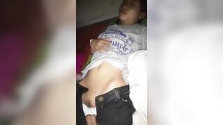 Chị gái say xỉn bị thằng em họ tụt quần tụt cả sì líp nhìn trộm mu lồn.