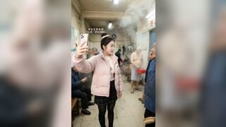 Clip sex AI dâm nữ nứng lồn khỏa thân đến nhà tắm nam tắm chung với các cụ già