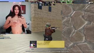 E Tây xinh dâm vú tròn xỏ khuyên vú vừa chơi game vừa show hàng