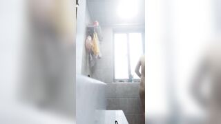 Quay lén chị dâu tắm P1