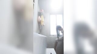 Quay lén chị dâu tắm P2