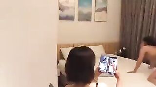 Cho chồng chịch bạn thân r đứng quay phim