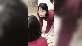 Em gái cúi nhặt đồ thì bị anh trải doggy