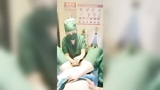 Bác sĩ giúp bệnh nhân lấy mẫu tinh trùng