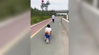 Em học sinh show dâm sau lưng người lạ